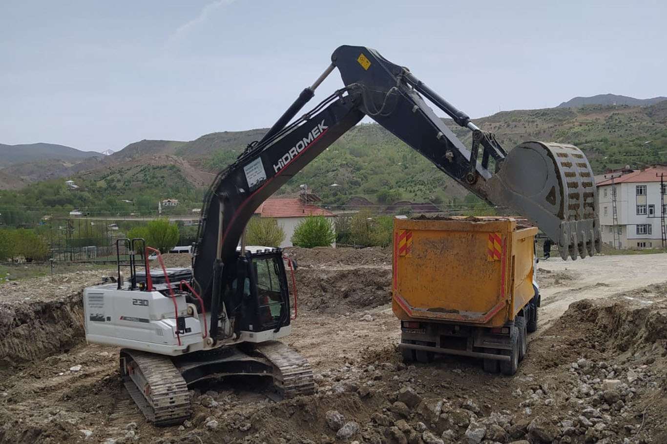 Palu Anadolu Lisesinin yapımına başlandı Palu Anadolu Lisesinin yapımına başlandı